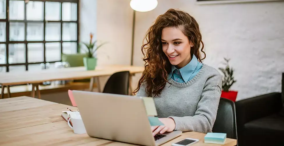 mujer en el computador buscando una oficina finesa