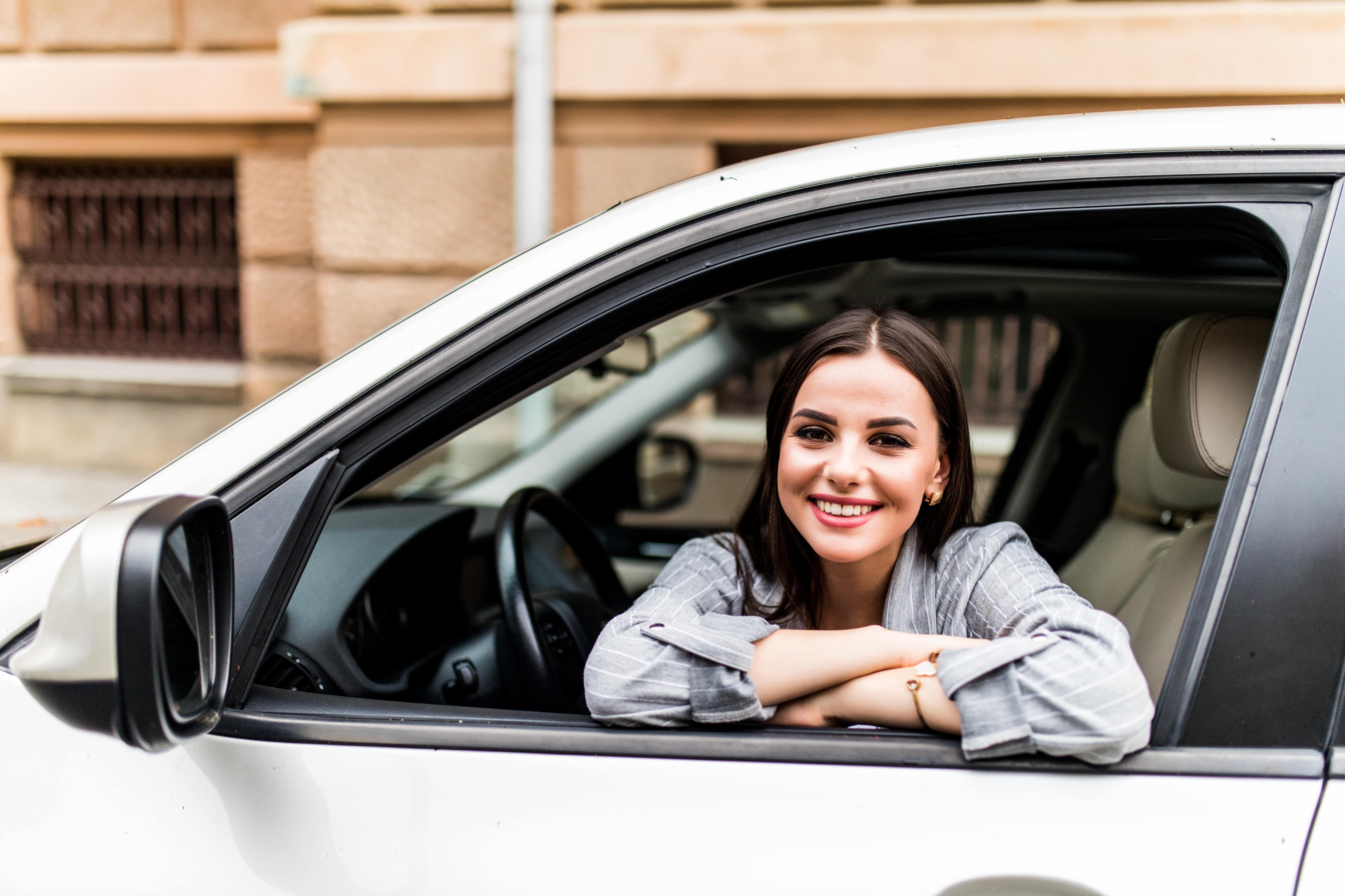 mujer-feliz-comprando-su-carro-usado-finecar-finesa(0).jpeg